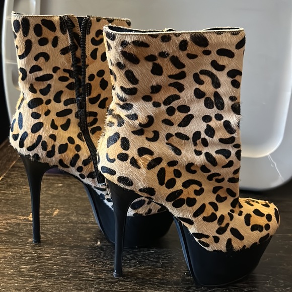 Animal print, heeled booties - Picture 15 of 16